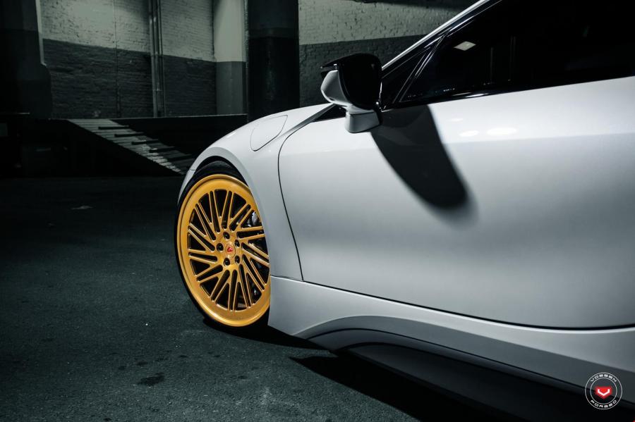Детали экстерьера BMW i8 on Vossen Wheels (LC-105T) 2016 года  (фото 4 из 9)